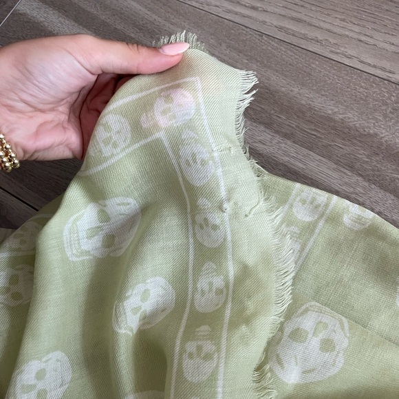 MCQUEEN Skull Print Wool Fringe Scarf Green - Picture 5 of 5